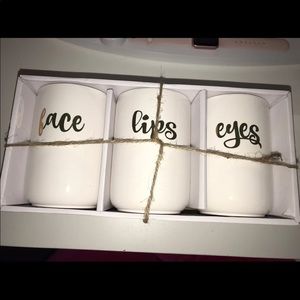 Makeup brush holder set